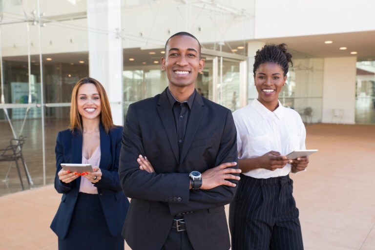 Gens Affaires Joyeux Heureux Posant Dans Couloir Du Bureau